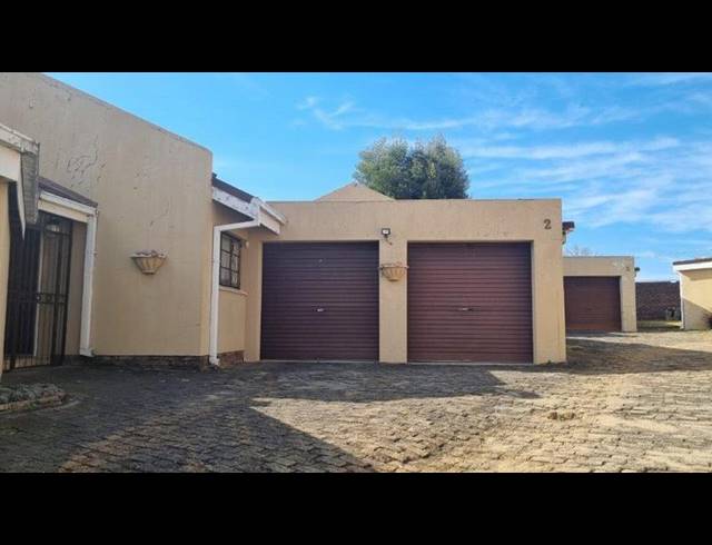 3 BEDROOM TOWNHOUSE FOR SALE IN LADYBRAND